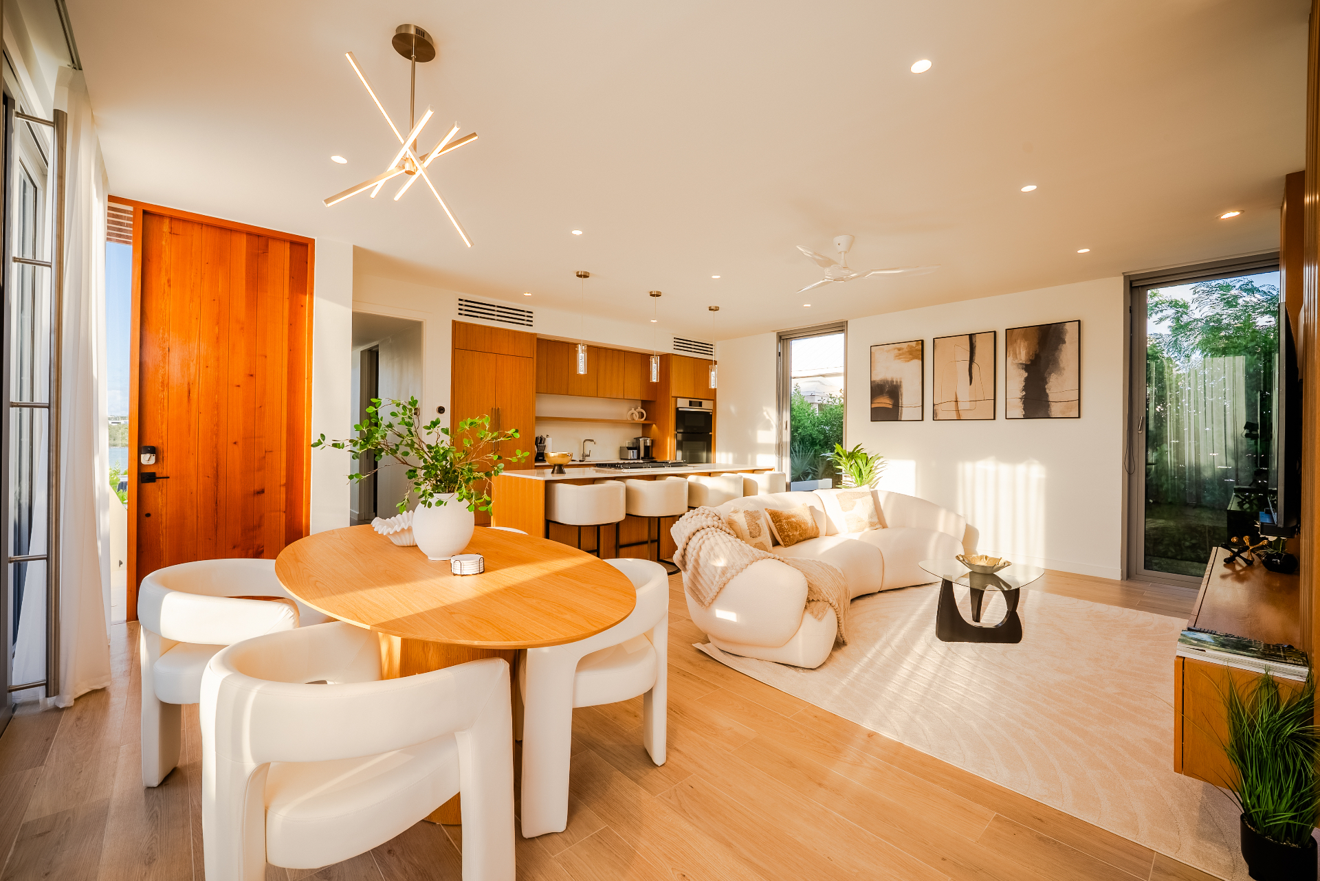 Villa Cyan light-filled living room with lake view